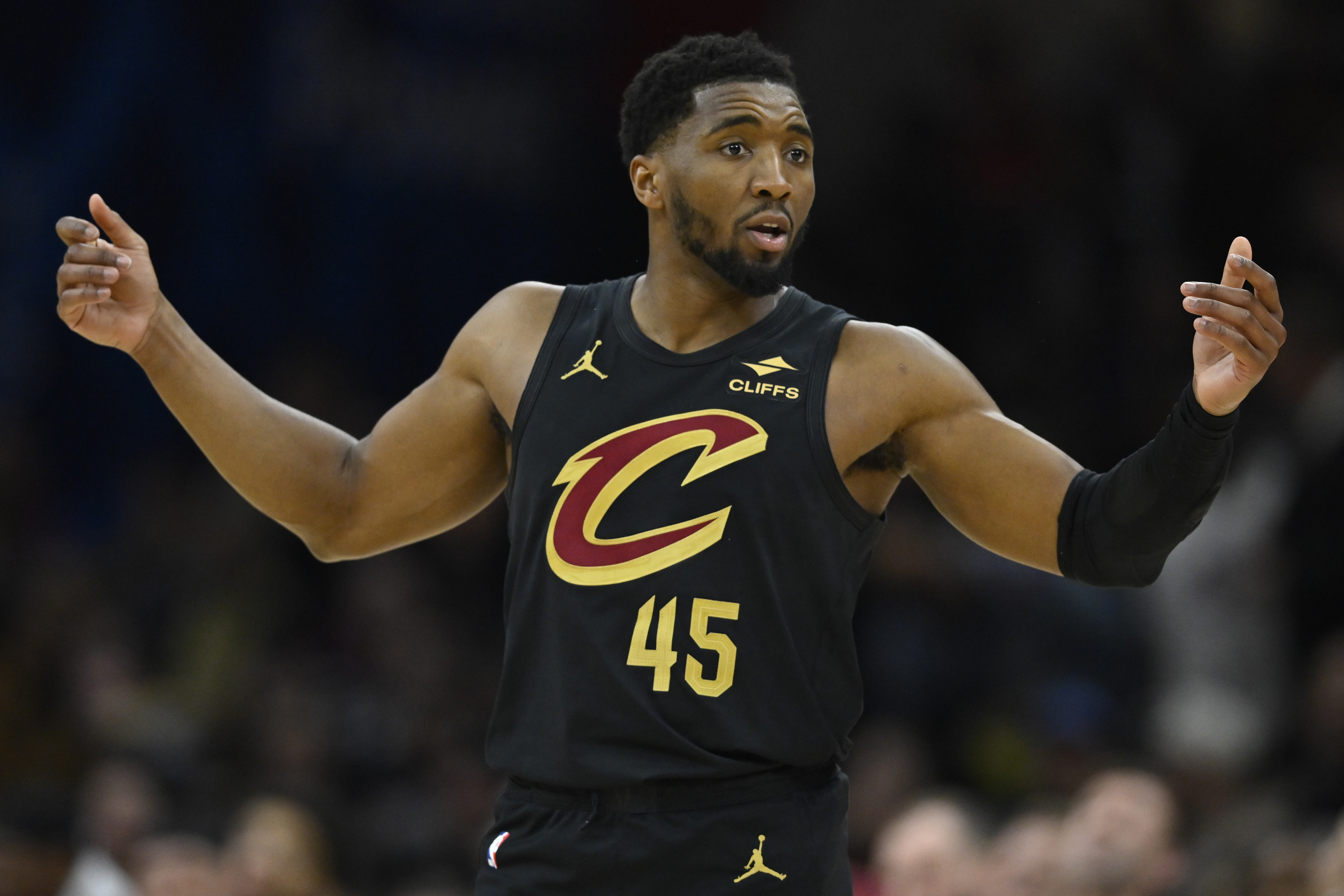 华体会体育最新登录地址-再加把劲儿！米切尔半场首发17分钟 13中6&amp;三分4中1砍16分2板